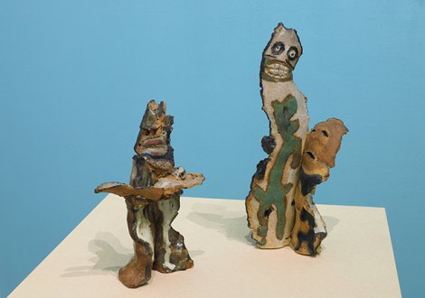 2 sculptures on pedestal